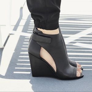 EUC VINCE. Katia Black Leather Ankle Strap Wedges